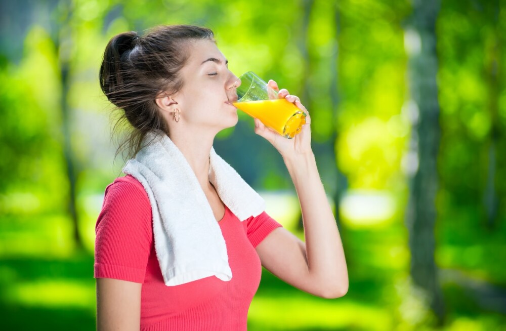 femme-boit-jus-orange.jpg